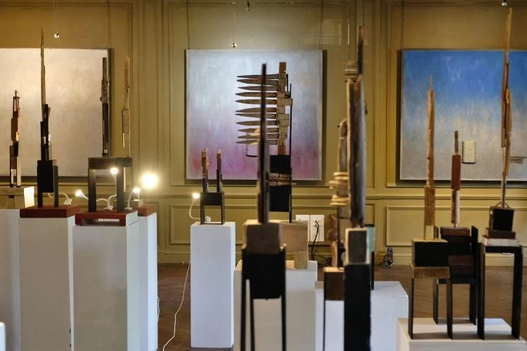 installation exposition ' Combien de fois je vais mourir encore ? ' Pôle culturel de la Manufacture - Montolieu 2021 - sculptures en bois et peinture