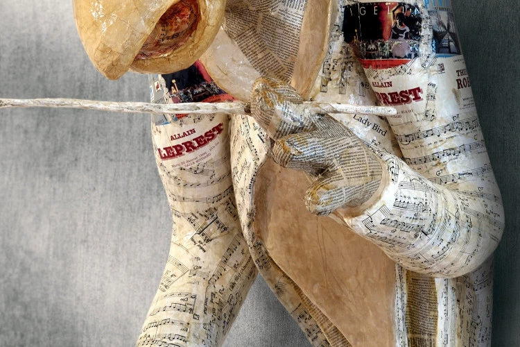 Maestro, maître chanteur - Papier mâché et collages, 130/60/50, 2015 - Joel Marciel 