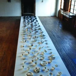 "Où vont les objets la nuit", Galerie La Menuiserie, Rodez 2021 - porcelaine, jus de rouille - violaine laveaux 