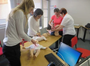 Affiche Harmonie Mutuelle accompagne les parents sur le chemin de la santé de leur enfant et organise 1 atelier prévention « Apprendre les gestes de premiers secours à l'enfant » Mercredi 5 décembre à Foix 