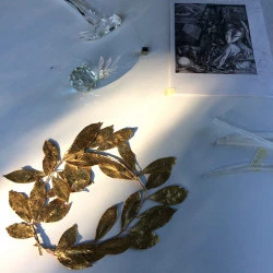 Mélancolia, détail - Verre cristal, feuilles laurier or, une relecture de Melencolia 1 de Dürer - © Anne Deguelle 