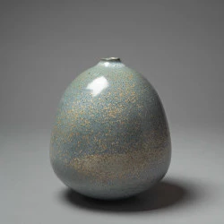 forme bouteille - Grès, tournage, émail- cendres de foin sur engobe colorée. h. 31 cms. - Jérémie Logeay (photographe) 