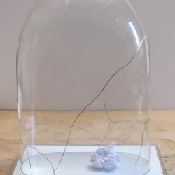 Le Monde en mode Kinsughi 2016 - Globe brisé, réparé, feuilles d'or, 50 x 42 x 30cm - © Anne Deguelle 