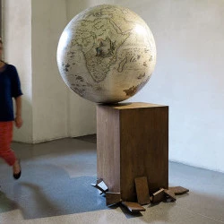 Le sens du détail, 2015 - bois, colle, globe terrestre (Vicente Corronelli & Fernand Pouillon) - ©Philippe Poupet 