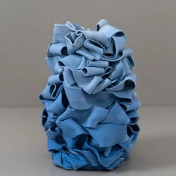 Ruban Large Bleu - 2024, porcelaine colorée, non émaillée, H22cm - Photographe Milie Del 