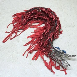 Île-poisson, saison 2 - Sculpture métal et textile. 60x15x13 cm. 2026. - Crédit image Françoise Alquier 