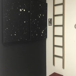 Universîles - À gauche : diptyque photos sur papier RAG montées en caisse américaine + échelle, divers… - JLG 