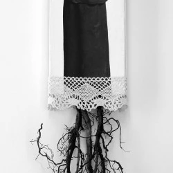 Hélène - Format 10,5x70x2 cm - Photographie argentique d'Hélène retravaillée numériquement, carton, peinture, dentelle, racines de son territoire - 2023 - Zabel Charrié 