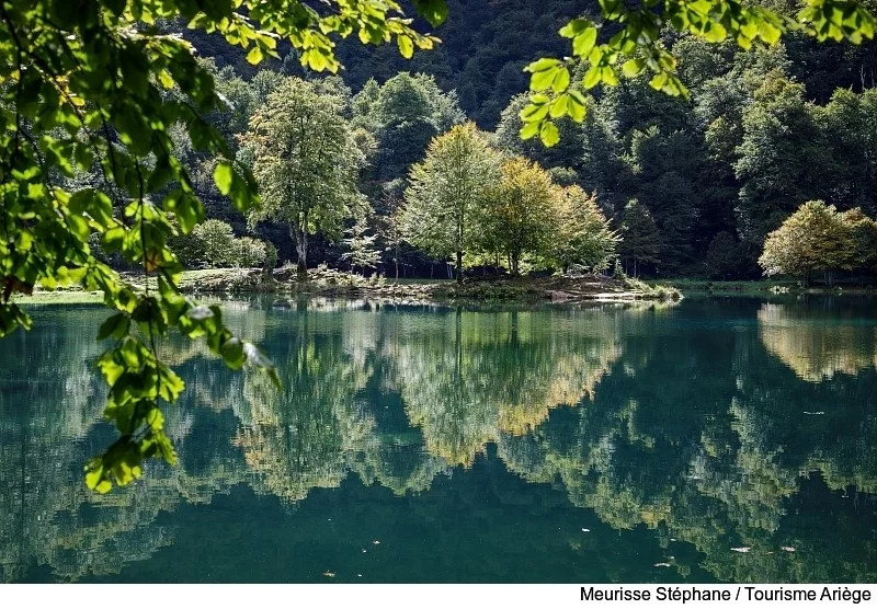 Le lac de Bethmale en Ariège fait partie des lieux d'Occitanie qui ont inspiré les légendes populaires