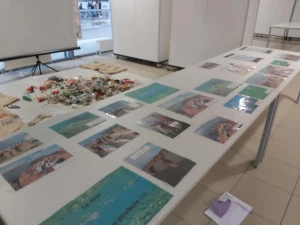 Affiche Exposition dans le hall du lycée Rosa Luxemburg des déchets récoltés par les classes