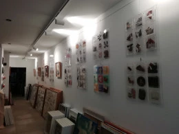 Vue en enfilade de mon dernier accrochage "Collector" - <p>installation d'éléments collection sous boitiers CD transparents fixés sur plexiglass</p>