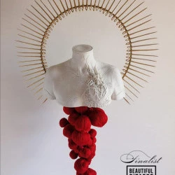 A nos douleurs - Buste et Auréole d'aiguilles modelés en porcelaine, fil de coton rouge et fil métal or, bobine de fil rouge et armature en métal. 2021 - Juli About 