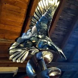 Raven - Corbeau en acier coloré de 2,4 m d'envergure avec support à vis en acier inoxydable de 3 m.