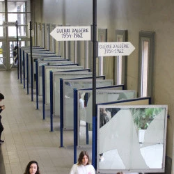 Rue intérieure - Installation à la faculté de droit Université Toulouse 1 Capitole : miroirs brisés, film réfléchissant, arceaux, tubes, bois peint. - Étienne Cliquet, 2019 