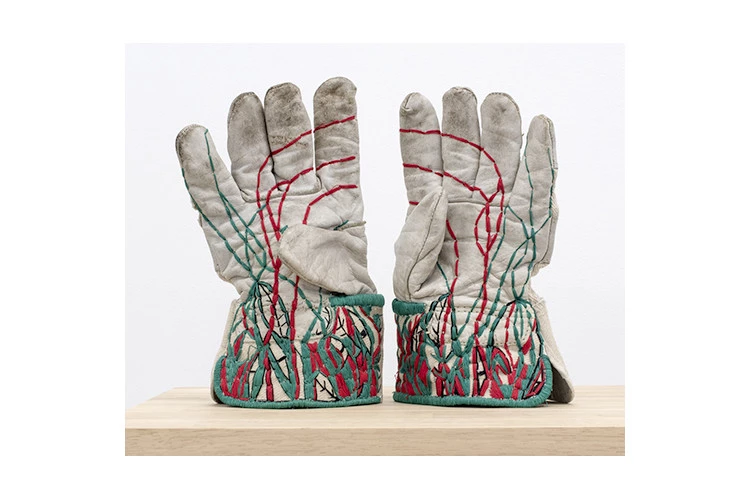 Le jardin - gants brodés, 19 cm x 15 cm, 2019 - Pauline Rosen Cros 