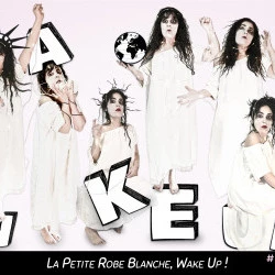 La Petite Robe Blanche : Wake Up ! 2025, photographie numérique et techniques mixtes, 22x30 cm - La Petite Robe Blanche, Séries d'autoportraits, photographies, impression fine art, depuis 2013.Les séries photographiques de La Petite Robe Blanche présentent un personnage anachronique, dont on ne connait pas l'origine. Vêtue d'une chemise de nuit en lin datant du début du XXIème siècle, ses yeux grands ouverts fixent le spectateur, ils peuvent interroger, déstabiliser ou même effrayer. LPRB appelle à une résistance face aux conditionnements, celui de l'autorité et celui que l'on s'inflige, c'est une tentative vers une reconnaissance de soi et de son environnement. - Jennifer Espagna 