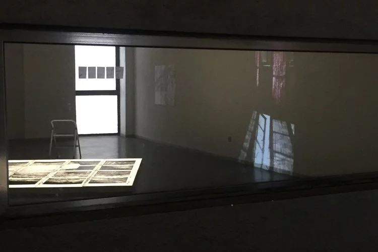 Chambre Claire, vue d'ensemble de l'exposition - Peinture sur calque, papier percé, vidéos et son. Co-production Caza d'Oro 2021 - Y.Calsou 