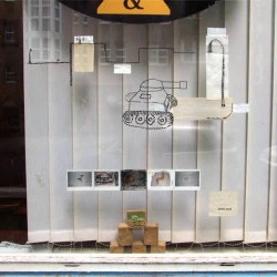 Seife aus allepo. 2013. - Vue de l installation en vitrine - W.X.Y 