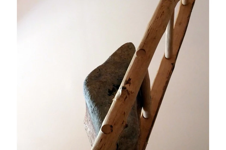 Mettre à son échelle (détail) - Mettre à son échelle — 2018 — Frêne, calcaire — 570x80x100cm. - ©Annie Décupper 