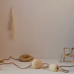 Tout ce que je sais de toi tient dans le creux d'une main - Innstallation Galerie la Menuiserie Rodez, grès, porcelaine 2024 - Violaine Laveaux 