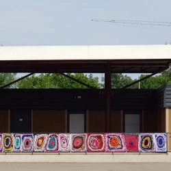 Mailles tutti frutti - Travail réalisé en commun avec des collegiens et collegiennes en mai 2025. - Christine Boileau 