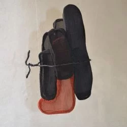 N°1 série Ces petits riens - Sculpture murale, soie, tarlatane sur fil de fer, 20/13/7 cm, juin 2022 - Isao 