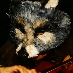 Masque de loup - Un masque aux poils réalisés en intissé (lingettes anti dégorgement) pour un spectacle musical de la Compagnie Le violon sur le Toit autour des fables de la Fontaine - Compagnie Le Violon sur le toit 
