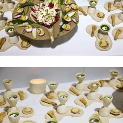 Circulation - Installation culinaire, céramiques en grès. Cette série de céramiques prend la forme de petites architectures de table. Pensées comme des objets manipulables, les pièces changent d'usage selon leur orientation : en les retournant ou en les activant, les liquides peuvent circuler, être retenus puis libérés. Chaque objet fonctionne comme une micro-scène où reliefs, cavités et conduits organisent la circulation des aliments et des jus. La dégus- tation devient alors un jeu de gestes simples — verser, incliner, laisser s'écouler — qui activent l'objet.