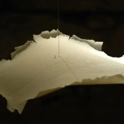 fugace - sculpture suspension porcelaine 40x 20 fugace