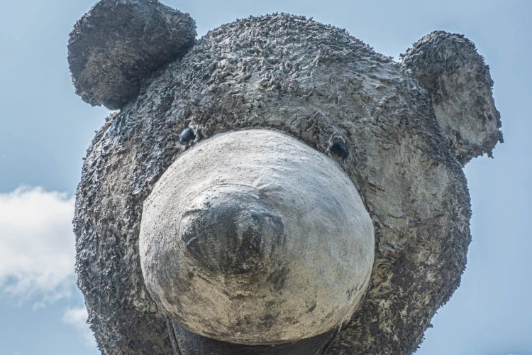 Bernard - Bernard 2021 Dimensions : Ours, 300cm h x 200cm L x 100cm p. Socle béton de 305 L x 141 p x 21 h cm. Structure métallique, peluche, ouate de cellulose, résine, cendre. - Fabrice Leroux 