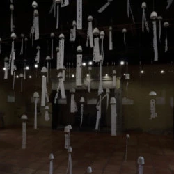 Murmures - Porcelaine, fil, papier calque, 2020 - Photo : Alexis FAURE 