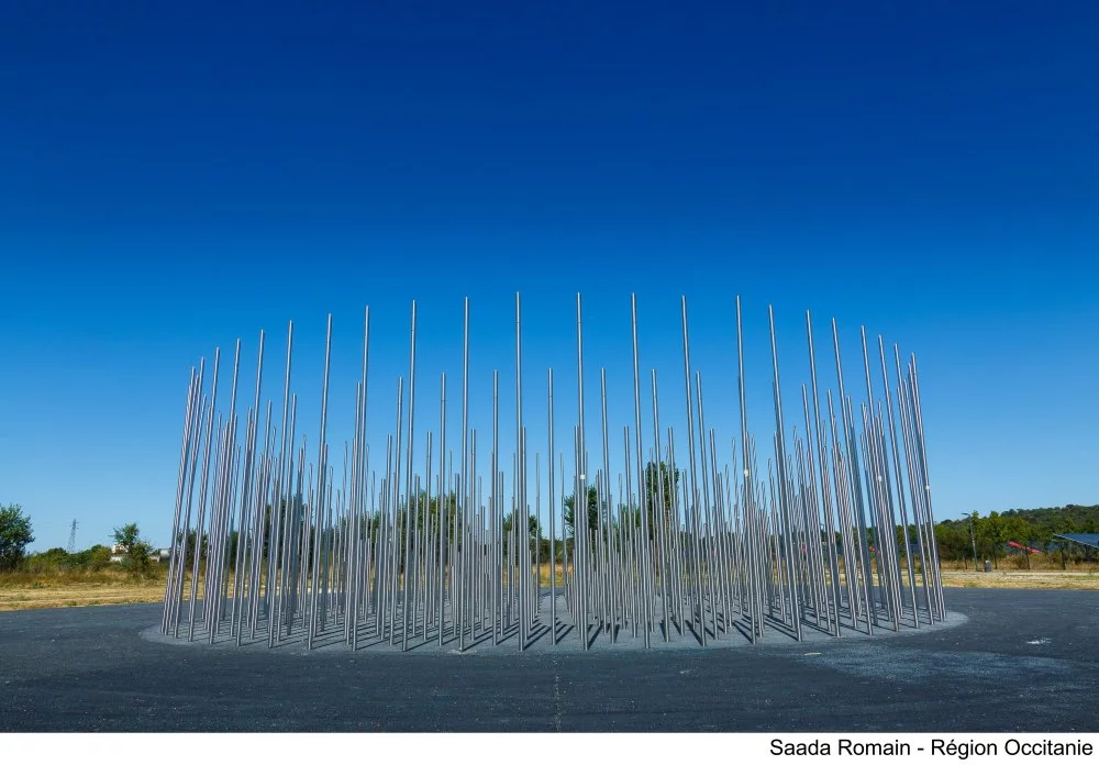 Le monument à la mémoire des victimes de la catastrophe d'AZF, créé par l'artiste toulousain Gilles Conan, symbolise l'onde de choc et le cratère générés par l'explosion