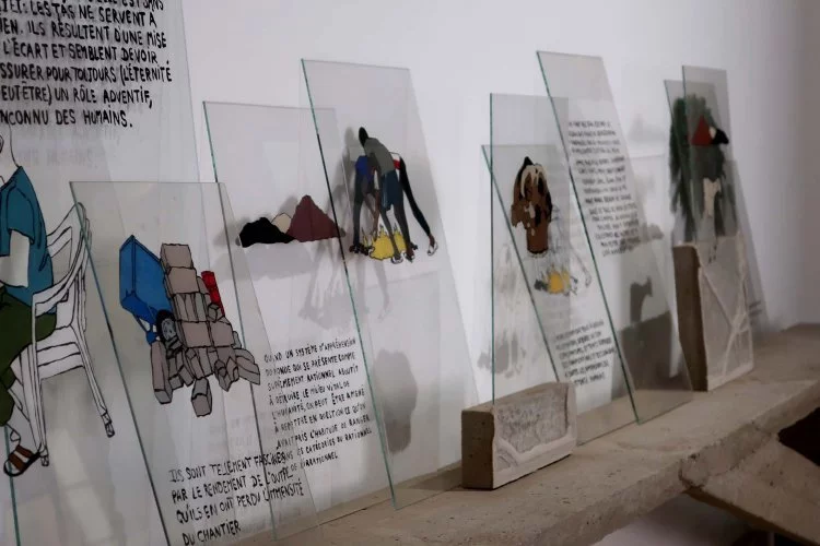 Taqale - avec Sophie Bacquié, peinture sous verre et béton, 2020, exposition au Manège à Dakar