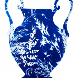 "Vase antique protecteur" - Dessin imprimé en cyanotype // Dimension : 50 x 40cm // Année 2025 - Ayda-Su Nuroglu 