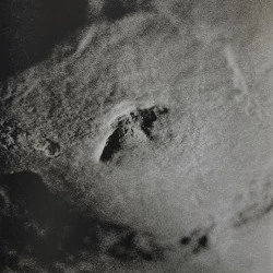 Ombrilh (série) - 2024, tirage argentique lith sur papier baryté, 22,5 × 30 cm. - © ADAGP, Courtesy Galerie Robet Dantec. 