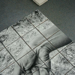 caillasse - Transfert sur carrelage, 25 carreaux. 2026 - Fabienne Jaureguiberry 