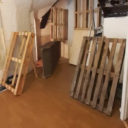 Sans titre mais pas sans thème. 2025 - Installation de palette et bois de récupération. - W.X.Y 