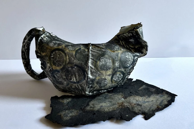 Vestige N°1, 2024 - Textile, papier porcelaine, oxydes, pigment, fer forgé. - ©GreteMcNorton 