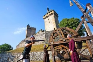 Le château de Foix propose des ateliers participatifs animés par des personnages tout droit venu du Moyen-Âge