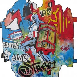 SUPERJOUTEUR - La joute nautique est un sport pratiqué dans les villes de l'Hérault, inscrit à l'inventaire du patrimoine culturel immatériel de France depuis 2012. Les compétiteurs dits " Jouteurs" habillés de blanc sont positionnés sur la « Tintaine » de chaque barque pour réaliser « la passe » tandis qu'une « pena » est chargée de ponctuer chaque exploit. L'épreuve reine est le tournoi de la St Louis à Sète sur le « Canal royal » autour du 25 Août, depuis 1743. Ici, le jouteur est représenté puissant, superstar invincible, dans les habits du héros moderne qui marche au-dessus de l'eau du Grand Canal, armé de sa "lance" et de son "pavois" traditionnel, de protection. Fait partie de la série intitulée « palissades ». Peinture huile, acrylique, Aérosols, sur lames de bois de palettes préparées, assemblées et aux contours découpés aléatoirement. Signée en bas à droite et renseignée au verso. Peut être proposée en défiscalisation.