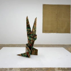 Camisole de France - Installation : pliage d'une plaque aluminium sur laquelle est marouflée un tissu datant de la guerre d'Algérie au motif camouflage dit « lézard » (100x80x130cm). Sérigrapies sur tissu de tente/pancho datant de la guerre d'Algérie (140x140cm). - Étienne Cliquet, 2022 