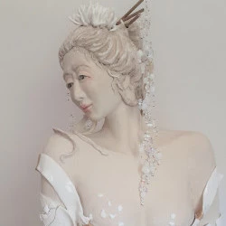 Fuyu (Hiver) Suite quatre des Cycles de vie et des Saisons". Œuvre unique - Grès blanc associé à de la porcelaine. patine et techniques mixtes. Laiton perles à facettes et svarowski. Format 40,5/34/23 ;5. 2019.