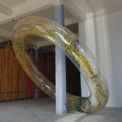Cosmic Donut - Endless Party - Cet hybride d'accelerateur de particules, de bouée géante, de “Cosmic Donut” (maquette de l'univers sous forme de Tore 3D qui se retourne sur lui meme proposée par des astrophysiciens depuis les années 80) crée un flux continu où les confettis dansent dans une fete sans fin et le refrain martèle "you might stop the party but you can't stop the future !" (vous pourrez peut être arreter la fête mais vous ne pourrez pas arreter le futur). - Microclimax - Carolyn Wittendal - Benjamin Jacquemet 