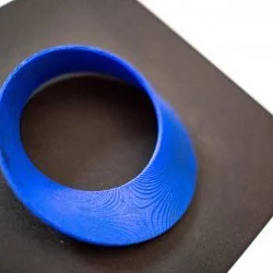 Infini - Ruban de Moebius imprimé en 3 dimensions, Plastique PETG, Pigment bleu - Ezam 
