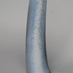 Chute d'eau - Grès, fabriqué à la plaque de terre, émail aux cendres de foin sur engobe colorée, h. 50 cms. - Jérémie Logeay (photographe) 