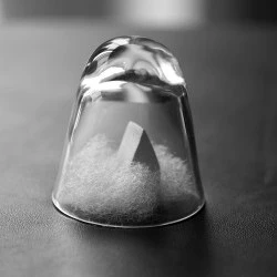 Infra Brume - Format 6x6 cm - Bois, bourre de mon oreiller, peinture blanche, mini cloche en verre - 2024 - Zabel Charrié 