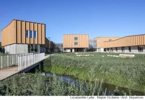 Le lycée de Cazères a été conçu pour intégrer l'espace naturel alentour
