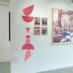 Je suis ici - 2024, Carton gris peint, nylon et anneau métallique, 1,23mx45cm