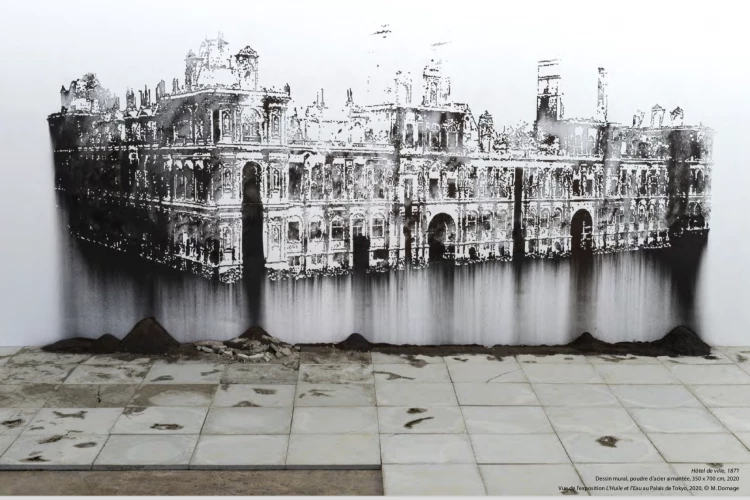  Hôtel de ville, 1871 - Dessin mural, poudre d'acier aimantée, 350 x 700 cm, 2020 - Vue de l'exposition "L'Huile et l'Eau" au Palais de Tokyo, 2020, © M. Domage 
