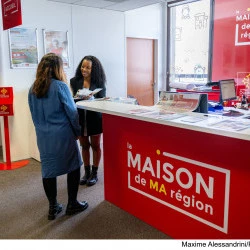 La banque d'accueil de la Maison de Ma Région, Nîmes site de la gare
